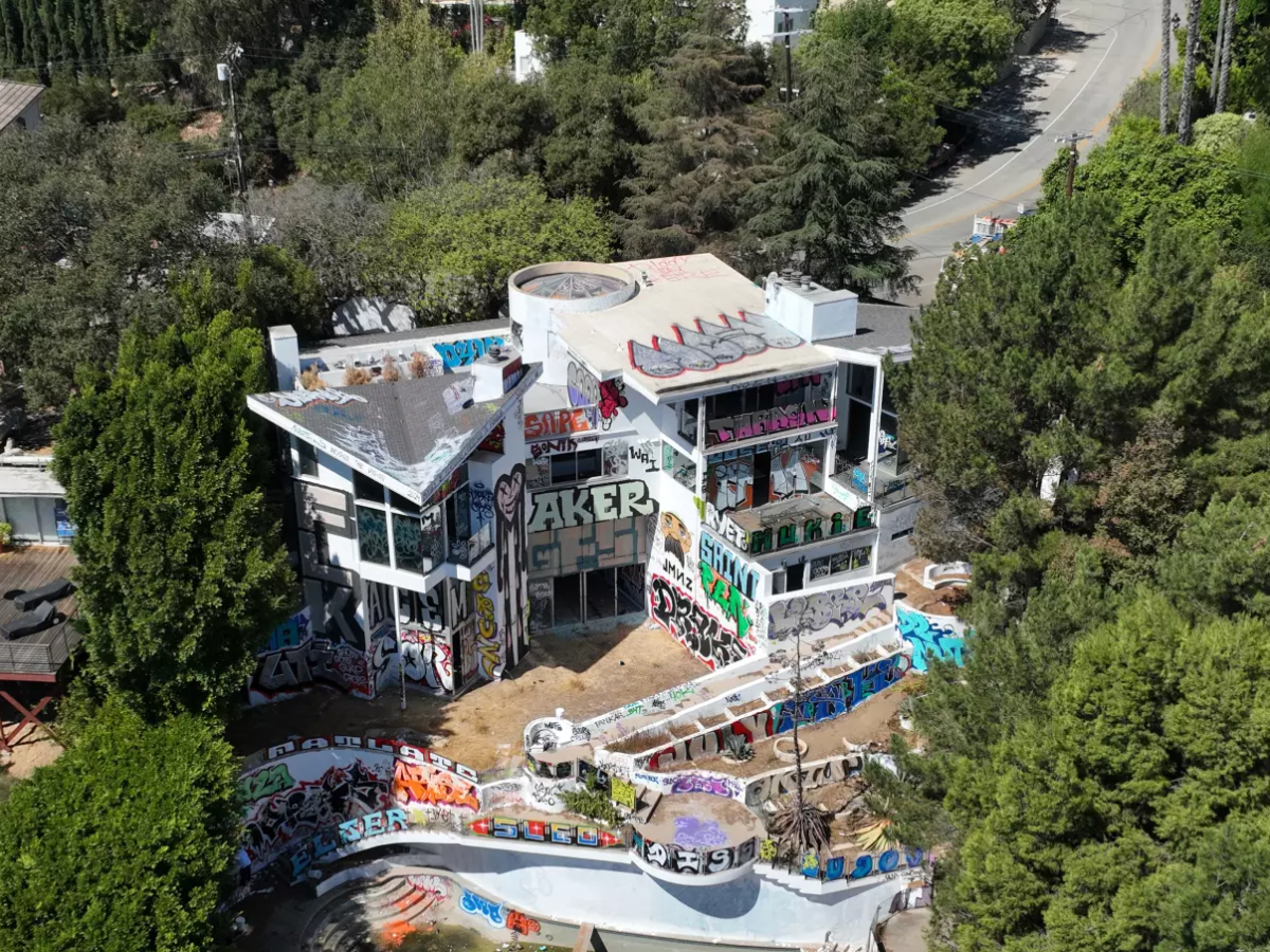 OOPS, THEY DID IT AGAIN! : BILLIONAIRE SPAWN’S HOLLYWOOD MANSION GETS GRAFFITI&nbsp;BOMBED!
